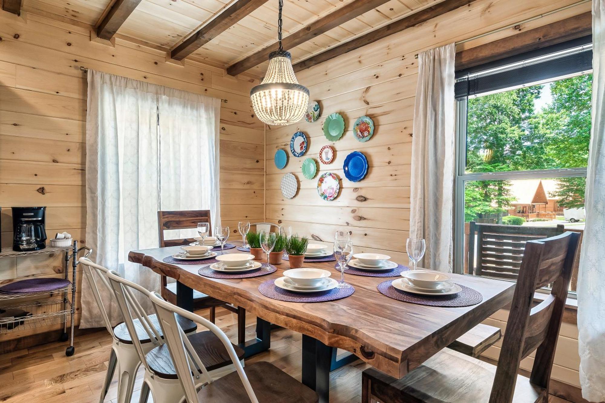 Smokiesboutiquecabins Would Love To Host You At Dolly'S Cute Cabin! 4 Suites With Private Bathrooms - Hot Tub, Fire Pit, Game Room, Resort Pool Open Memorial Day Through Labor Day! Gatlinburg Bagian luar foto