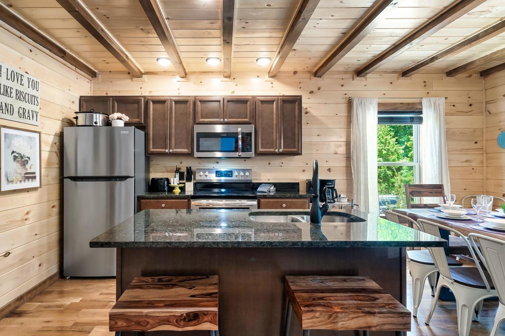 Smokiesboutiquecabins Would Love To Host You At Dolly'S Cute Cabin! 4 Suites With Private Bathrooms - Hot Tub, Fire Pit, Game Room, Resort Pool Open Memorial Day Through Labor Day! Gatlinburg Bagian luar foto