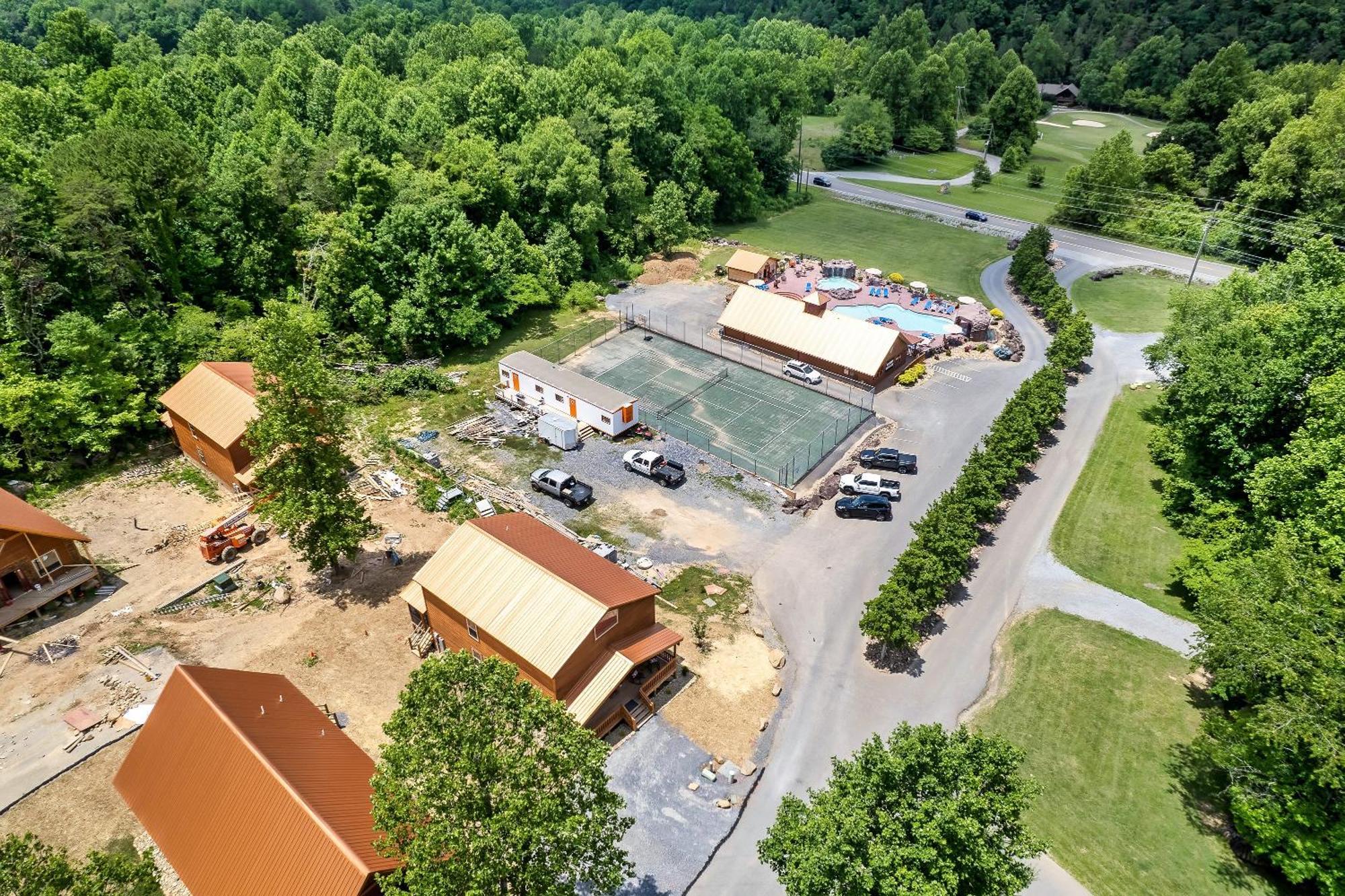 Smokiesboutiquecabins Would Love To Host You At Dolly'S Cute Cabin! 4 Suites With Private Bathrooms - Hot Tub, Fire Pit, Game Room, Resort Pool Open Memorial Day Through Labor Day! Gatlinburg Bagian luar foto